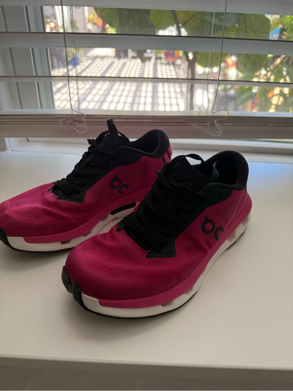 On Running Women’s Cloudshoe in Magenta with Black Accents